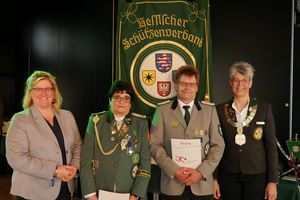 Mit der Ehrenurkunde des Landessportbundes wurden Birgit Alberding und Michael Prokisch geehrt. (Foto: Lutz Berger)