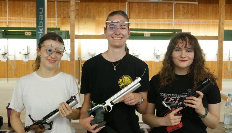 Die Medaillengewinnerinnen bei den Juniorinnen I mit der Luftpistole: (von links) Liv Borgmann, Luisa Reichert und Viktoria Qulilitsch. (Foto: Lutz Berger)