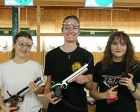 Die Medaillengewinnerinnen bei den Juniorinnen I mit der Luftpistole: (von links) Liv Borgmann, Luisa Reichert und Viktoria Qulilitsch. (Foto: Lutz Berger)