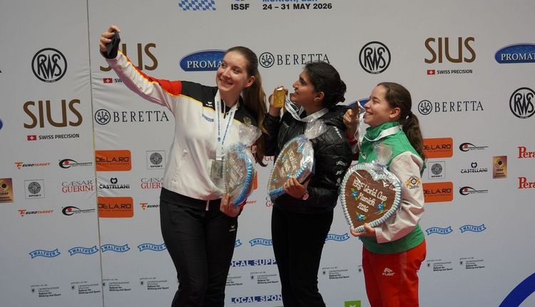 Sieger-Selfie mit Doreen Vennekamp, der Inderin Esha Singh und der Bulgarin Miroslava Mincheva. (Foto: DSB)