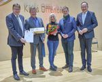 Der langjährige Bezirksschützenmeister des Schützenbezirks 34 Offenbach, Guido Kaupat (Zweiter von links), und seine Frau freuen sich zusammen mit Dietzenbachs Erstem Stadtrat Rene Bacher (Zweiter von rechts), dem Kreistagsvorsitzenden Volker Horn und Landrat Oliver Quilling über den Landesehrenbrief. (Foto: Kreis Offenbach / Leo F. Postl)