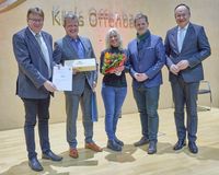 Der langjährige Bezirksschützenmeister des Schützenbezirks 34 Offenbach, Guido Kaupat (Zweiter von links), und seine Frau freuen sich zusammen mit Dietzenbachs Erstem Stadtrat Rene Bacher (Zweiter von rechts), dem Kreistagsvorsitzenden Volker Horn und Landrat Oliver Quilling über den Landesehrenbrief. (Foto: Kreis Offenbach / Leo F. Postl)