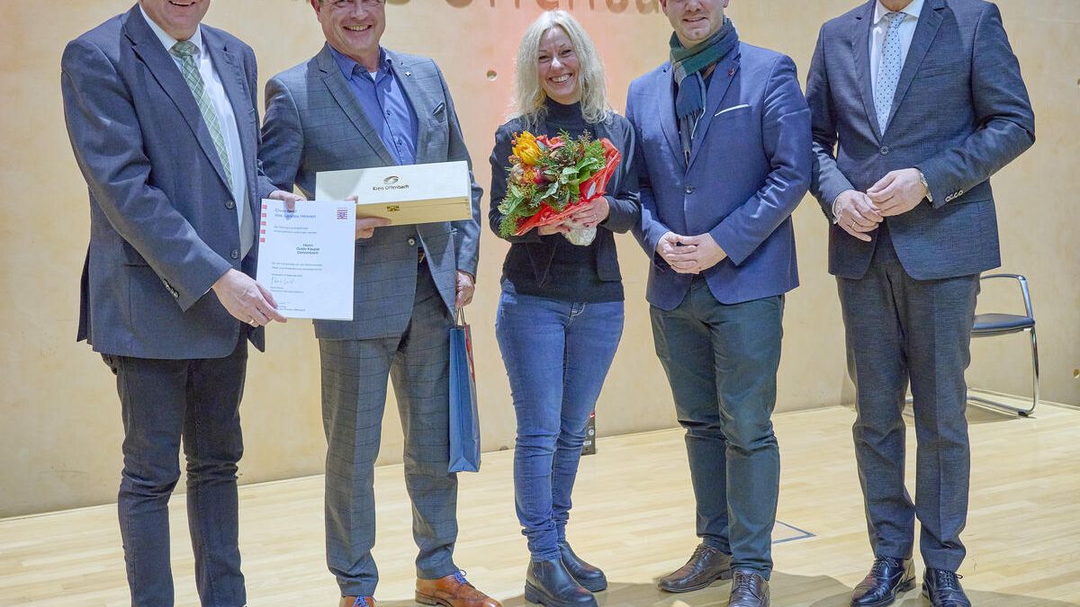 Der langjährige Bezirksschützenmeister des Schützenbezirks 34 Offenbach, Guido Kaupat (Zweiter von links), und seine Frau freuen sich zusammen mit Dietzenbachs Erstem Stadtrat Rene Bacher (Zweiter von rechts), dem Kreistagsvorsitzenden Volker Horn und Landrat Oliver Quilling über den Landesehrenbrief. (Foto: Kreis Offenbach / Leo F. Postl)