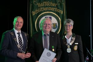 Werner Wabnitz (Mitte) wurde für sein langjähriges Engagement als Pressereferent zum Ehrenmitglied des Hessischen Schützenverbandes ernannt. Links: der Bürgermeister von Usingen Steffen Wernard; rechts: HSV-Präsidentin Tanja Frank. (Foto: Lutz Berger) 