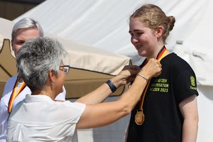Goldmedaille für Katharina Mentzel, überreicht von Präsidentin Tanja Frank.