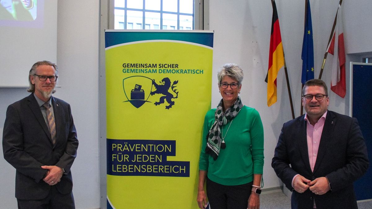 V.l.n.r.: Swen Eigenbrodt, Leiter des Referats Prävention im Landespolizeipräsidium Hessen, Tanja Frank, Vorsitzende des Hessischen Schützenverbandes, Marco Bärtl, Polizeivizepräsident Polizeipräsidium Mittelhessen. (Foto: Polizeipräsidium Mittelhessen)