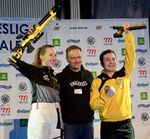 Lea Ruppel (links) und Michael Schwald (rechts) waren die Besten in der Saison und wurden von Walther-Sportdirektor Sven Martini mit vergoldeten Sportgeräten geehrt. (Foto: DSB)