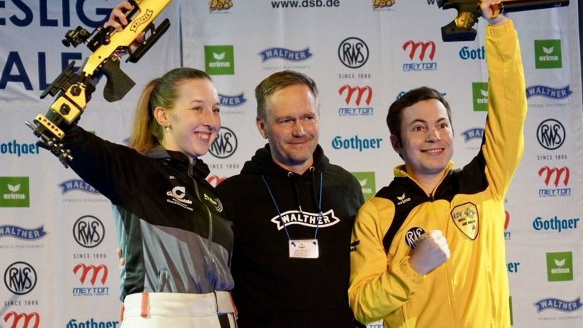 Lea Ruppel (links) und Michael Schwald (rechts) waren die Besten in der Saison und wurden von Walther-Sportdirektor Sven Martini mit vergoldeten Sportgeräten geehrt. (Foto: DSB)