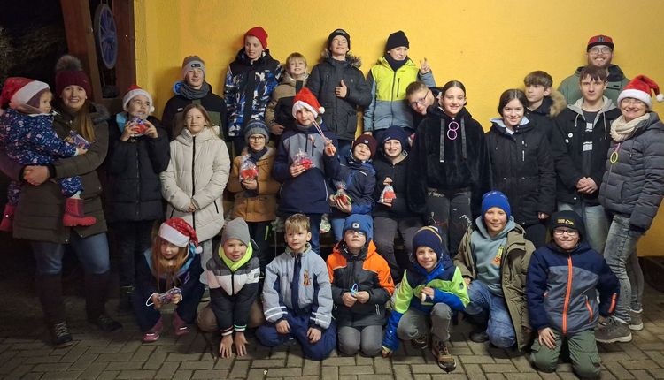 Gruppenfoto SpS Hopfgarten Weihnachten mit Betreuern und Nachwuchs. (Foto: SpS Hopfgarten)