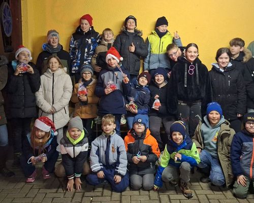 Gruppenfoto SpS Hopfgarten Weihnachten mit Betreuern und Nachwuchs. (Foto: SpS Hopfgarten)