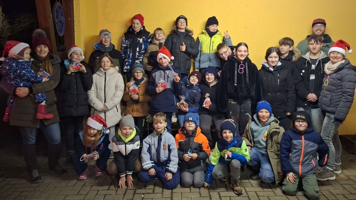 Gruppenfoto SpS Hopfgarten Weihnachten mit Betreuern und Nachwuchs. (Foto: SpS Hopfgarten)