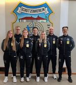 Die Luftgewehr-Bundesliga-Mannschaft des SV Hubertus Steinbach: (von links) Luisa Mehling, Daniel Knoth, Marlene Most, Svenja Neidhart, Nora-Lee Hofmann Badea, Alexander Röller und Trainer Marcel Hofmann Badea. Es fehlen die internationalen Neuzugänge Adriana-Roberta Teodorescu und Apurvi Chandela. (Foto: SV Hubertus Steinbach)