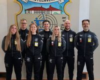 Die Luftgewehr-Bundesliga-Mannschaft des SV Hubertus Steinbach: (von links) Luisa Mehling, Daniel Knoth, Marlene Most, Svenja Neidhart, Nora-Lee Hofmann Badea, Alexander Röller und Trainer Marcel Hofmann Badea. Es fehlen die internationalen Neuzugänge Adriana-Roberta Teodorescu und Apurvi Chandela. (Foto: SV Hubertus Steinbach)