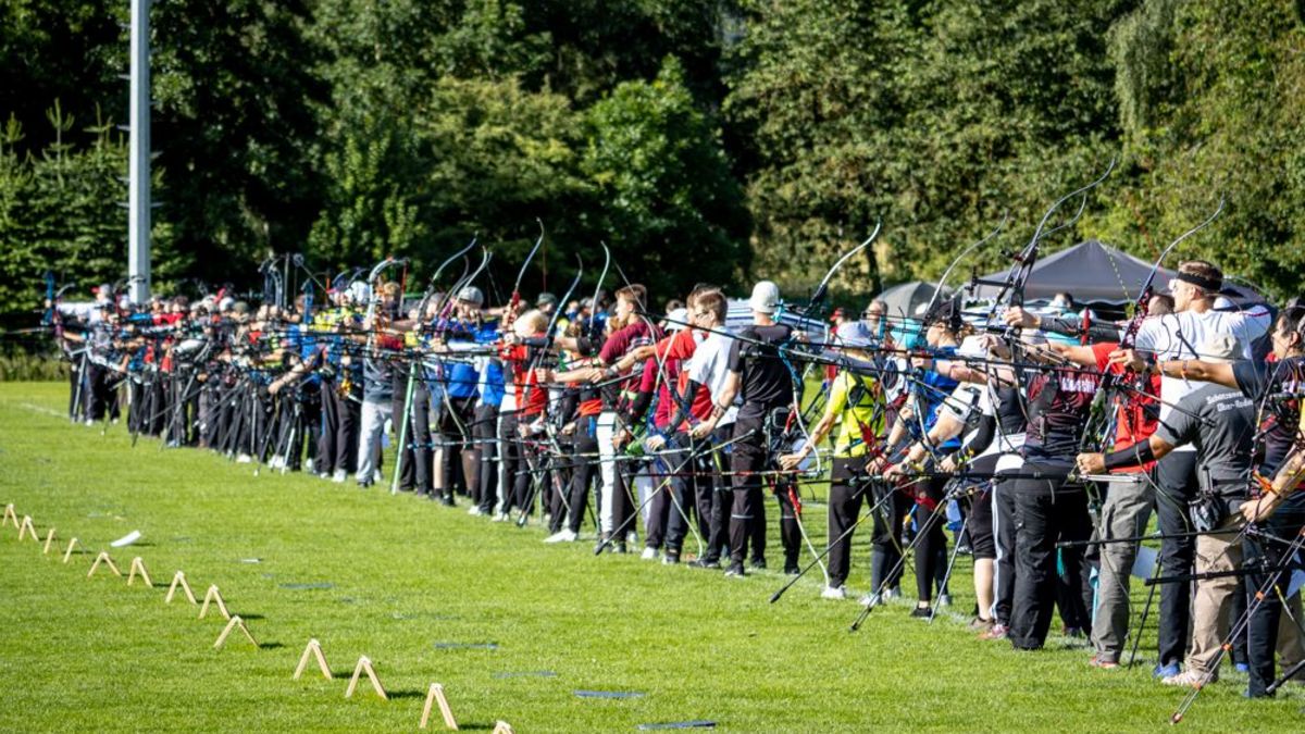 Das Teilnehmerfeld bei den Hessischen Meisterschaften Bogen im Freien 2024 in Korbach-Lelbach. (Foto: Anne John)