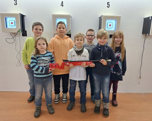 Stolz wie Bolle! Die Kinder der Sportschützen Hopfgarten erhielten als Belohnung für ihre zahlreiche Beteiligung ein Lichtgewehr Walther LTS 5. (Foto: DSJ)