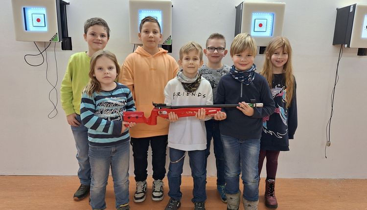 Stolz wie Bolle! Die Kinder der Sportschützen Hopfgarten erhielten als Belohnung für ihre zahlreiche Beteiligung ein Lichtgewehr Walther LTS 5. (Foto: DSJ)