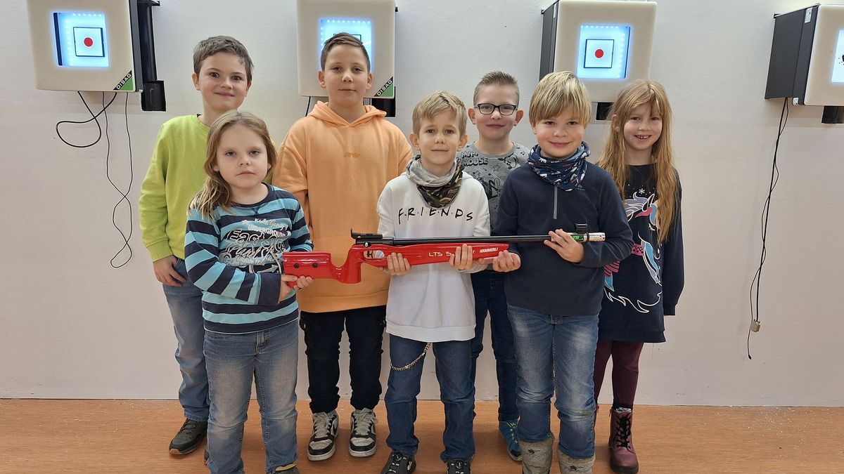 Stolz wie Bolle! Die Kinder der Sportschützen Hopfgarten erhielten als Belohnung für ihre zahlreiche Beteiligung ein Lichtgewehr Walther LTS 5. (Foto: DSJ)