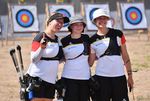 Sie freuen sich über EM-Silber bei den Recurve-U21-Juniorinnen: Regina Kellerer, Fiona Marquardt und Paulina Middendorff. (Foto: DSB)