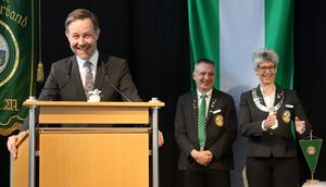 Gut gelaunt bei seinem Grußwort - Bürgermeister Stefan Dittmann, dahinter Vizepräsident Thomas Scholl und Präsidentin Tanja Frank. (Foto: Werner Wabnitz)
