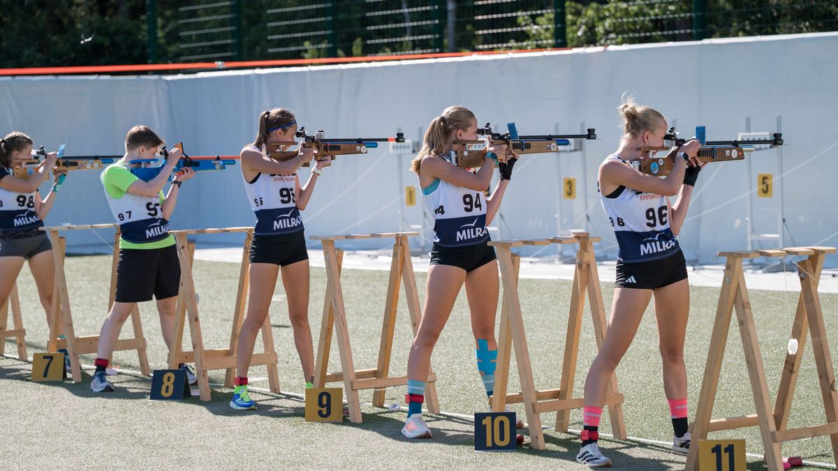 Die Juniorinnen an der Schießlinie bei der Deutschen Meisterschaft Target Sprint in Hatten. (Foto: DSB)