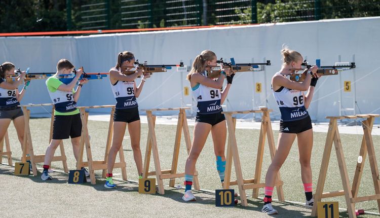 Die Juniorinnen an der Schießlinie bei der Deutschen Meisterschaft Target Sprint in Hatten. (Foto: DSB)