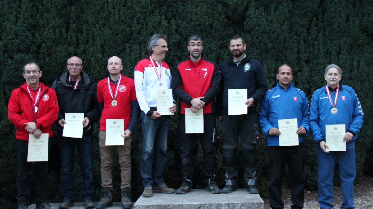 Gold für das Deutsche Team: Alexander Schösser, Andreas Wimmer, Michael Sturm (Mitte, von links) setzten sich in der Disziplin Enfield gegen die Schweiz und die Slowakei durch. (Foto: privat)