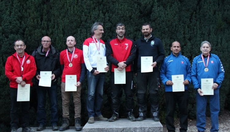 Gold für das Deutsche Team: Alexander Schösser, Andreas Wimmer, Michael Sturm (Mitte, von links) setzten sich in der Disziplin Enfield gegen die Schweiz und die Slowakei durch. (Foto: privat)