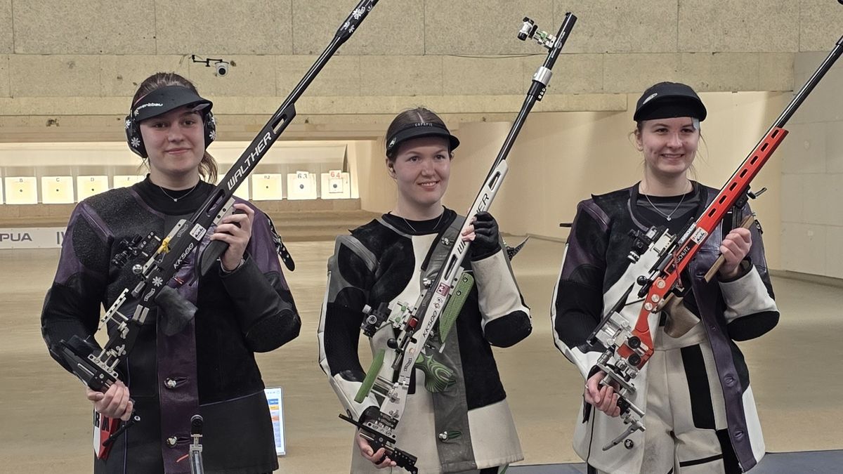 Die Medaillengewinnerinnen im 3x40-Schuss-wettbewerb der Juniorinnen: (von links) Lolita Nectoux, Katrin Grabowski und Xenia Mund. (Foto: PSV Olympia Berlin e.V.)