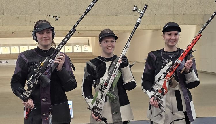Die Medaillengewinnerinnen im 3x40-Schuss-wettbewerb der Juniorinnen: (von links) Lolita Nectoux, Katrin Grabowski und Xenia Mund. (Foto: PSV Olympia Berlin e.V.)