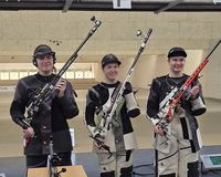 Die Medaillengewinnerinnen im 3x40-Schuss-wettbewerb der Juniorinnen: (von links) Lolita Nectoux, Katrin Grabowski und Xenia Mund. (Foto: PSV Olympia Berlin e.V.)