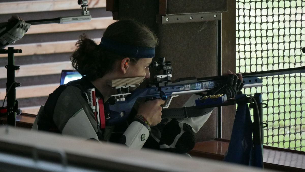 MIka Peter im 3x40 Wettbewerb mit dem KK-Gewehr. (Foto: Lutz Berger)