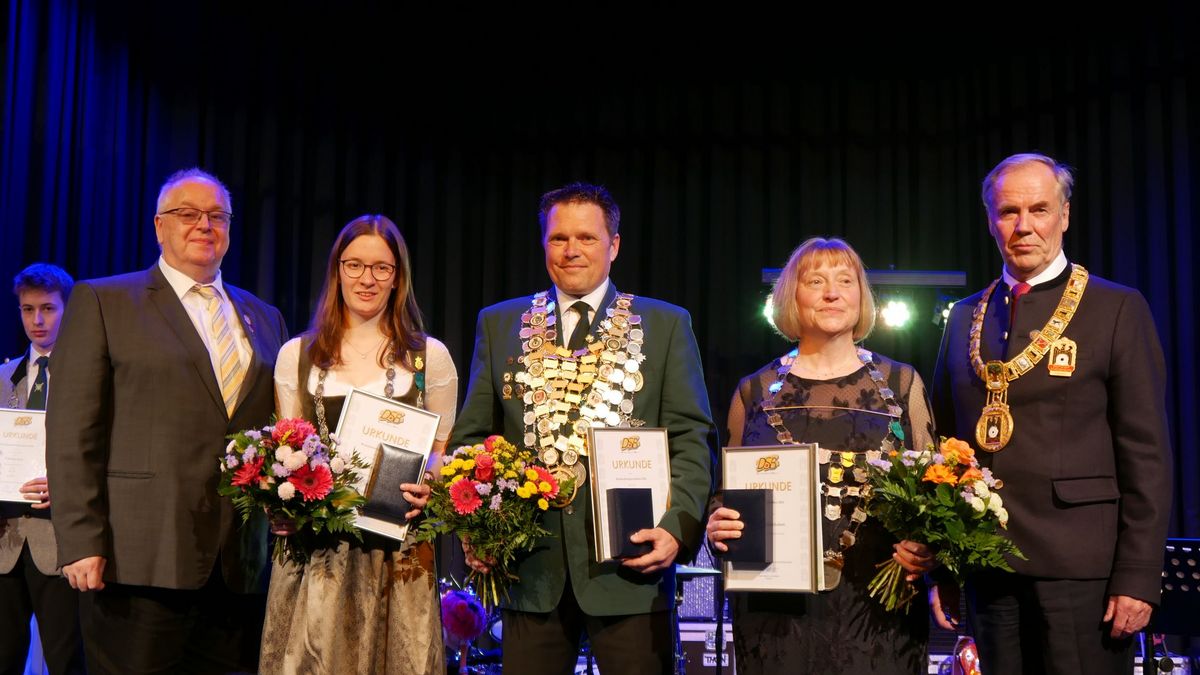 DSB-Vizepräsident Jugend Stefan Rinke,  Anna Haberhauer, Bundesschützenkönig Michael Piorr, Antje Müller-Schubert und DSB-Präsident Hans-Heinrich von Schönfels (von links). (Foto: Lutz Berger)
