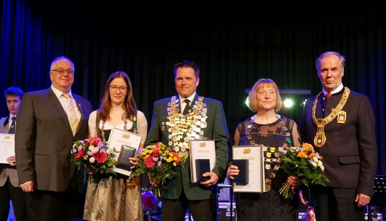 DSB-Vizepräsident Jugend Stefan Rinke,  Anna Haberhauer, Bundesschützenkönig Michael Piorr, Antje Müller-Schubert und DSB-Präsident Hans-Heinrich von Schönfels (von links). (Foto: Lutz Berger)