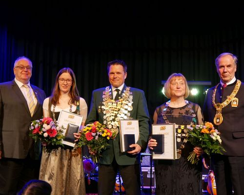 DSB-Vizepräsident Jugend Stefan Rinke,  Anna Haberhauer, Bundesschützenkönig Michael Piorr, Antje Müller-Schubert und DSB-Präsident Hans-Heinrich von Schönfels (von links). (Foto: Lutz Berger)