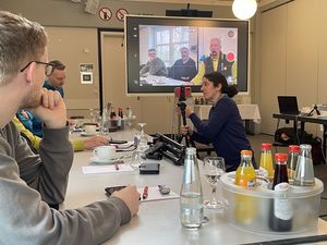 Referentin Ilona Aziz (rechts) erklärte den Teilnehmern des Treffens des Pressereferenten anhand von Live-Aufnahmen die Stärken und Schwächen der Smartphone-Kameras. (Foto: Lutz Berger)