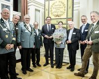 Auf dem parlamentarischen Abend kamen Politiker, Jäger und Sportschützen zusammen, u.a. DSB-Präsident Hans-Heinrich von Schönfels (2.v.l.), MdB Florian Müller, Nele Wißmer und DJV-Präsident Helmut Dammann-Tamke (ganz rechts). (Foto: Marco Urban)