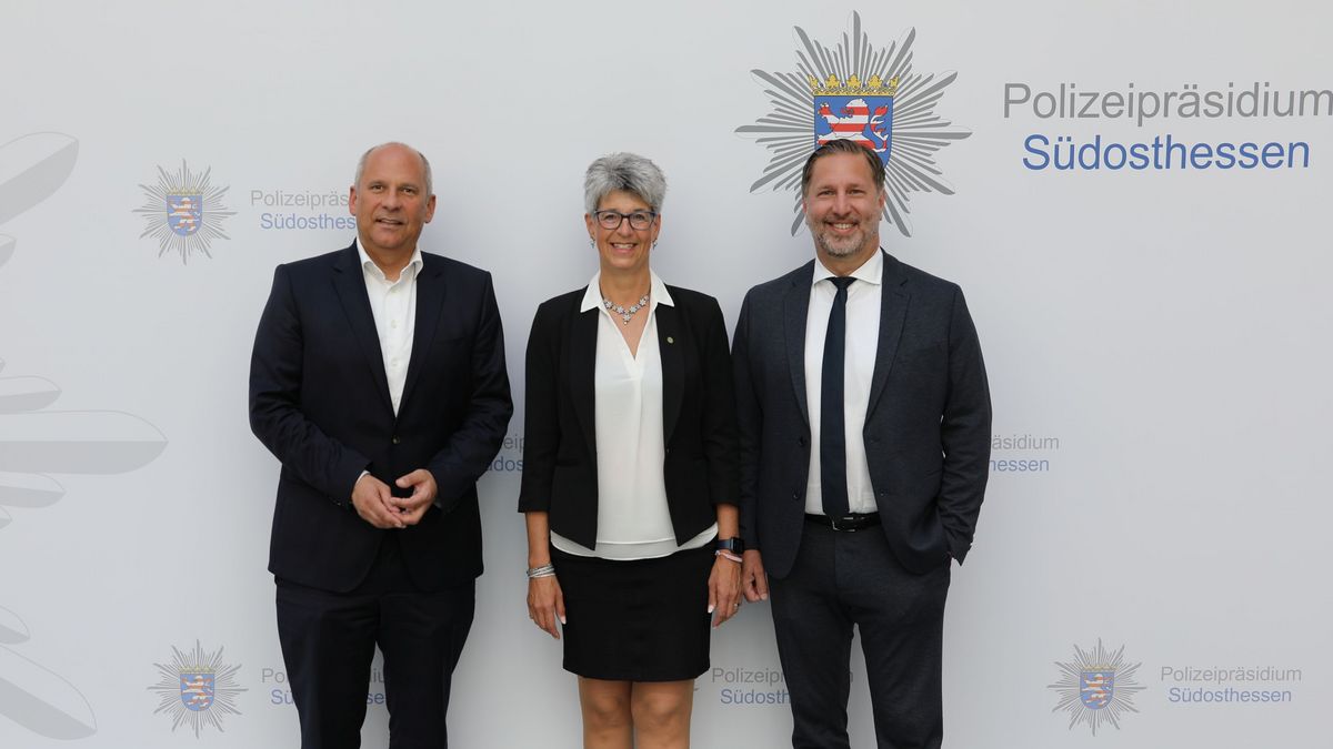 Innenminister Roman Poseck, die Präsidentin des Hessischen Schützenverbandes Tanja Frank und Polizeipräsident Daniel Muth bei der Auftaktveranstaltung in Offenbach (von links). (Foto: Polizeipräsidium Südosthessen)