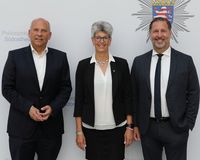 Innenminister Roman Poseck, die Präsidentin des Hessischen Schützenverbandes Tanja Frank und Polizeipräsident Daniel Muth bei der Auftaktveranstaltung in Offenbach (von links). (Foto: Polizeipräsidium Südosthessen)