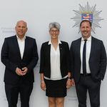 Innenminister Roman Poseck, die Präsidentin des Hessischen Schützenverbandes Tanja Frank und Polizeipräsident Daniel Muth bei der Auftaktveranstaltung in Offenbach (von links). (Foto: Polizeipräsidium Südosthessen)