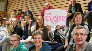 Trotz intensiver Unterstützung durch die Fans gelang dem SV Petersberg am Auftaktwochenende kein Sieg. (Foto: Lutz Berger)