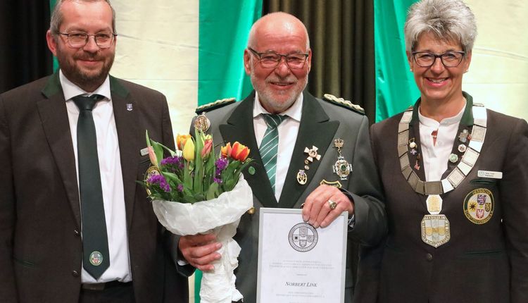 Hessischer Schützentag in Baunatal – Delegiertenversammlung –  Die höchste tragbare Auszeichnung für Norbert Link