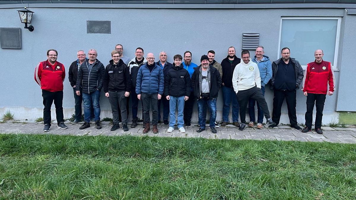 Die Teilnehmer und die Ausbilder der Ausbildung "JugendBasisLizenz" in Gundernhausen. (Foto: privat)