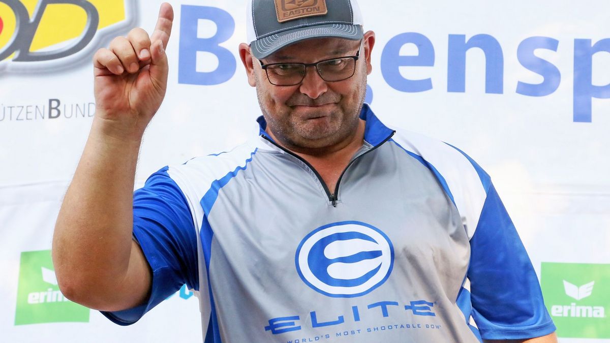 Der Asbach-Fingerzeig nach dem Titelhattrick in der Compound-Masterklasse. (Foto: Werner Wabnitz)