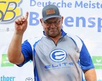 Der Asbach-Fingerzeig nach dem Titelhattrick in der Compound-Masterklasse. (Foto: Werner Wabnitz)